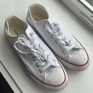 Low top converse. Women’s size 8.5. White.